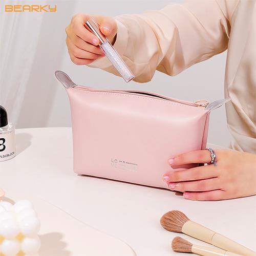 Leather makeup pouch are not only suitable for travel, but also very practical in daily life